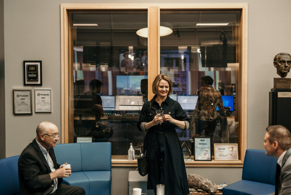 Sigrid Sollund bruker de siste minuttene før sending til å hilse på gjestene som har kommet. Ervin Kohn og Ove Vanebo er invitert inn for å diskutere opptøyene i Sverige. Sigrid Sollund bruker de siste minuttene før sending til å hilse på gjestene som har kommet. Ervin Kohn og Ove Vanebo er invitert inn for å diskutere opptøyene i Sverige.