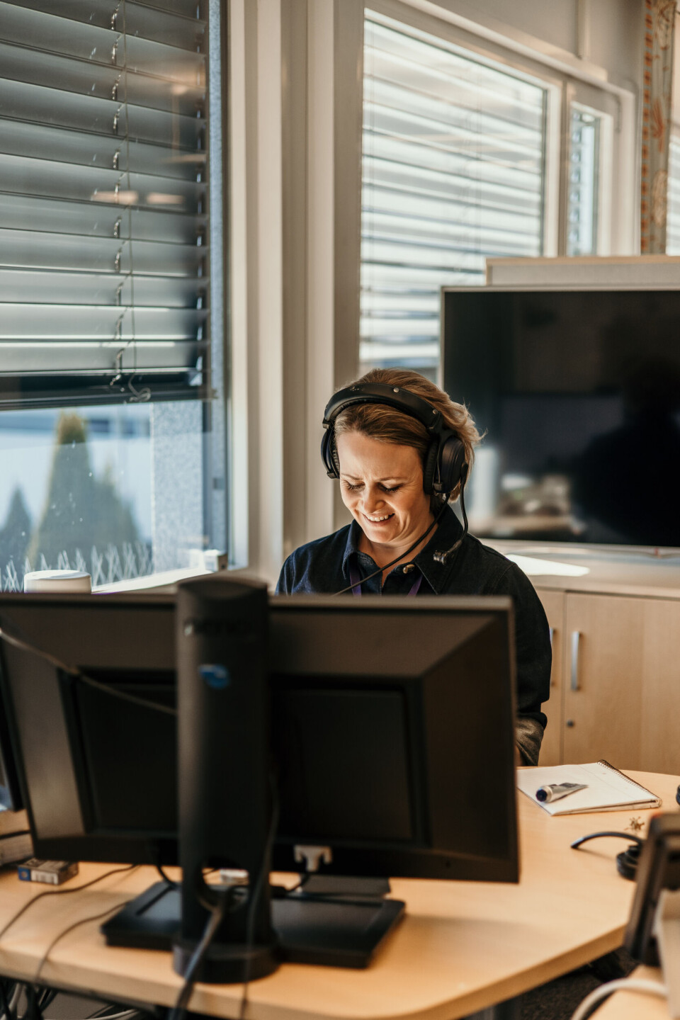 Klokka 17 tar Sigrid Sollund på seg øreklokkene får kontakt med studio 2. Fra pulten sin forteller hun om innholdet i dagens sending. Klokka 17 tar Sigrid Sollund på seg øreklokkene får kontakt med studio 2. Fra pulten sin forteller hun om innholdet i dagens sending.