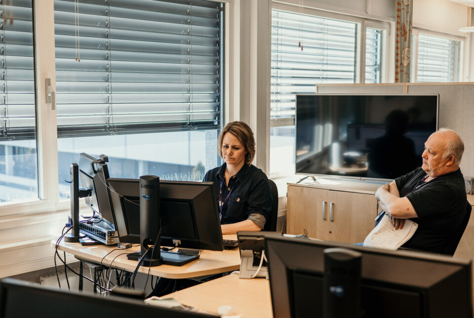 Overleveringsmøter er viktig. Erik Berg forteller Sigrid Sollund om saken han har jobbet med. Overleveringsmøter er viktig. Erik Berg forteller Sigrid Sollund om saken han har jobbet med.
