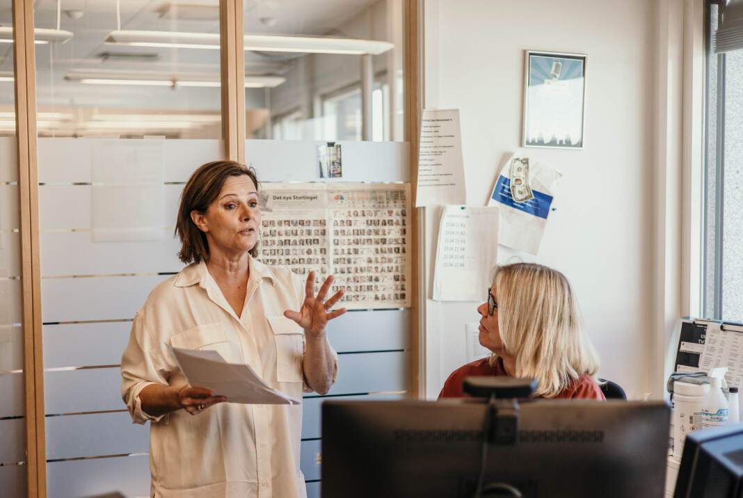 Synnøve Svabø jobber til vanlig i Ukeslutt. Innimellom jobber hun også som researcher for Dagsnytt 18. Denne dagen har hun jobbet med en sak som til slutt ble trukket fordi de to som skulle møte i studio ikke ville diskutere med hverandre. Synnøve Svabø jobber til vanlig i Ukeslutt. Innimellom jobber hun også som researcher for Dagsnytt 18. Denne dagen har hun jobbet med en sak som til slutt ble trukket fordi de to som skulle møte i studio ikke ville diskutere med hverandre.
