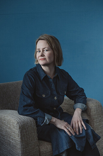 Selv om Dagsnytt 18-sendingene blir vist på TV tenker Sigrid Sollund på det som en radiosending. – Jeg kler meg ikke så fint og formelt som de gjør i Dagsrevyen. Selv om Dagsnytt 18-sendingene blir vist på TV tenker Sigrid Sollund på det som en radiosending. – Jeg kler meg ikke så fint og formelt som de gjør i Dagsrevyen.