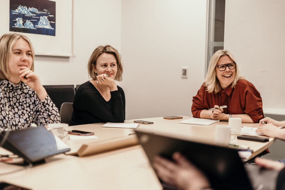 Researcher Iris Andradottir, programleder Sigrid Sollund og Anne Katrine Førli diskuterer dagens saker under morgenmøtet. – Hva har dere gjort på det som skjer i Sverige? spør Førli og refererer til opptøyene og koranbrenningene i Sverige. Researcher Iris Andradottir, programleder Sigrid Sollund og Anne Katrine Førli diskuterer dagens saker under morgenmøtet. – Hva har dere gjort på det som skjer i Sverige? spør Førli og refererer til opptøyene og koranbrenningene i Sverige.