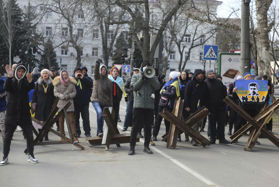 Innbyggerne i Kherson protesterer mot den russiske okkupasjonen. Bildet er fra 18. mars i år.