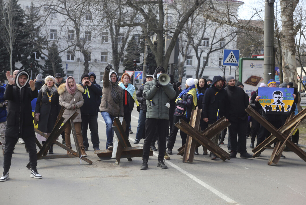 Innbyggerne i Kherson protesterer mot den russiske okkupasjonen. Bildet er fra 18. mars i år. Innbyggerne i Kherson protesterer mot den russiske okkupasjonen. Bildet er fra 18. mars i år.