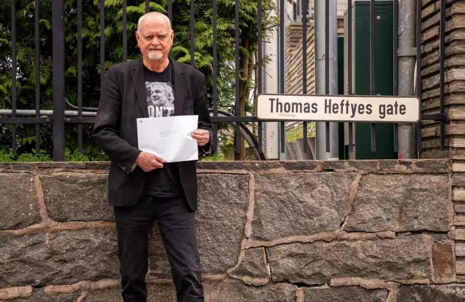 Rune Ottosen overleverer på vegne av Norsk PEN og alle presseorganisasjonene i Norge et brev til den britiske ambassaden. I brevet uttrykkes det en dyp bekymring over utviklingen i rettsprossesen mot Julian Assange.