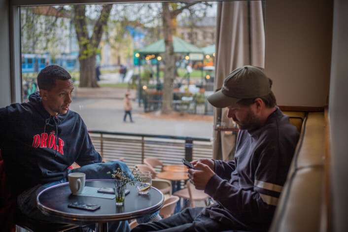 Tete Lidbom (t.v.) og Sven Bisgaard Sundet forbereder seg til kveldens liveshow på Parkteatret i Oslo. Tete Lidbom (t.v.) og Sven Bisgaard Sundet forbereder seg til kveldens liveshow på Parkteatret i Oslo.