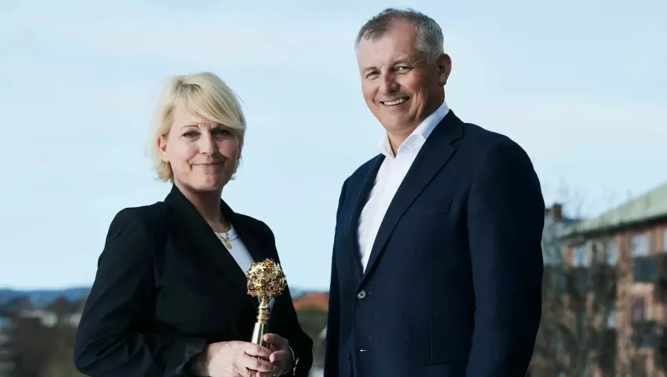 Påtroppende kringkastingssjef Vibeke Fürst Haugen tok imot pris for Norges mest attraktive arbeidsgiver 2022 fra administrerende direktør Eivind Bøe i Randstad Norway.