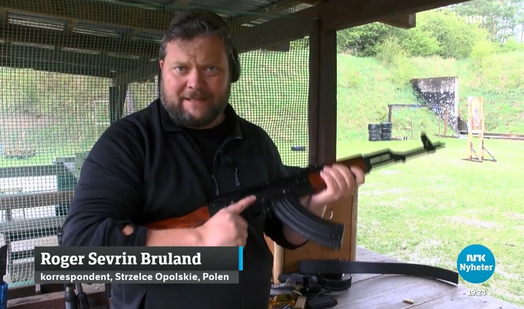 Dagsrevyen mottok kritikk etter denne reportasjen der Roger Sevrin Bruland skyter med automatvåpen. Dagsrevyen mottok kritikk etter denne reportasjen der Roger Sevrin Bruland skyter med automatvåpen.