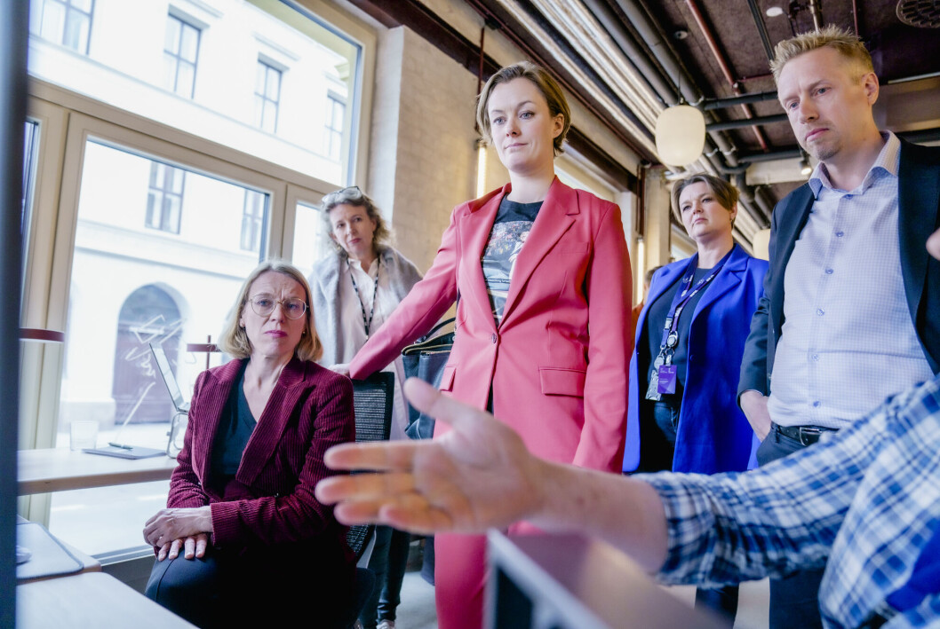 Utenriksminister Anniken Huitfeldt (Ap) og kultur- og likestillingsminister Anette Trettebergstuen (Ap) besøkte «Faktisk Verifiserbar» og får følge av ansvarlig redaktør Kristoffer Egeberg (t.h). Utenriksminister Anniken Huitfeldt (Ap) og kultur- og likestillingsminister Anette Trettebergstuen (Ap) besøkte «Faktisk Verifiserbar» og får følge av ansvarlig redaktør Kristoffer Egeberg (t.h).