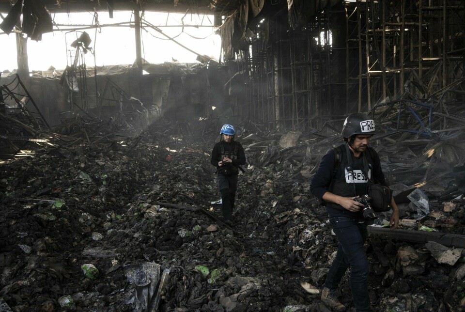 Journalister på jobb i et utbombet varehus utenfor Kyiv.