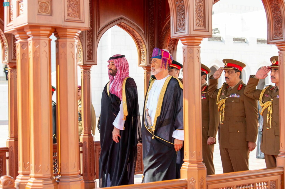 Sultan Haitham bin Tariq av Oman tar imot den saudiske kronprinsen Mohammed bin Salman i Omans hovedstad Muskat.