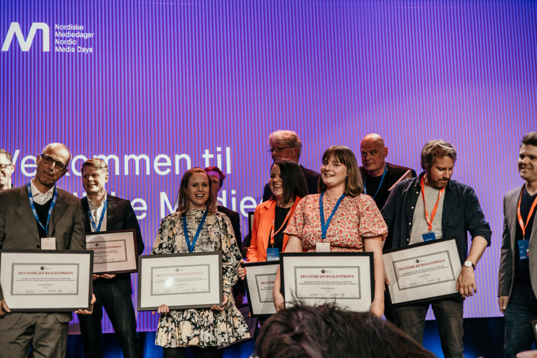 Det ble trangt på scenen da både Aftenposten og BT vant Den store journalistprisen.