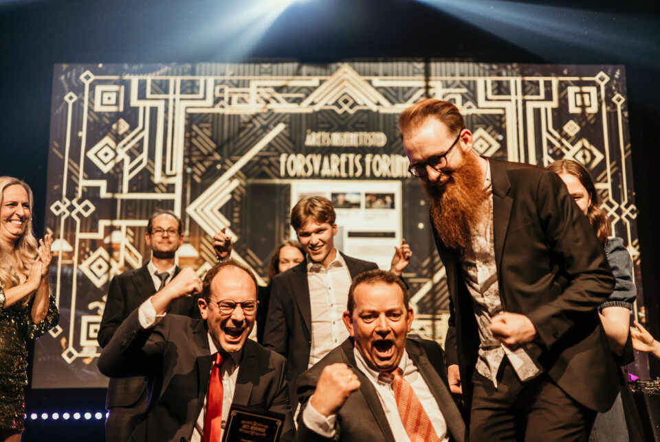 En jublende Forsvarets forum-redaksjon tar imot prisen for Årets nisjenettsted.