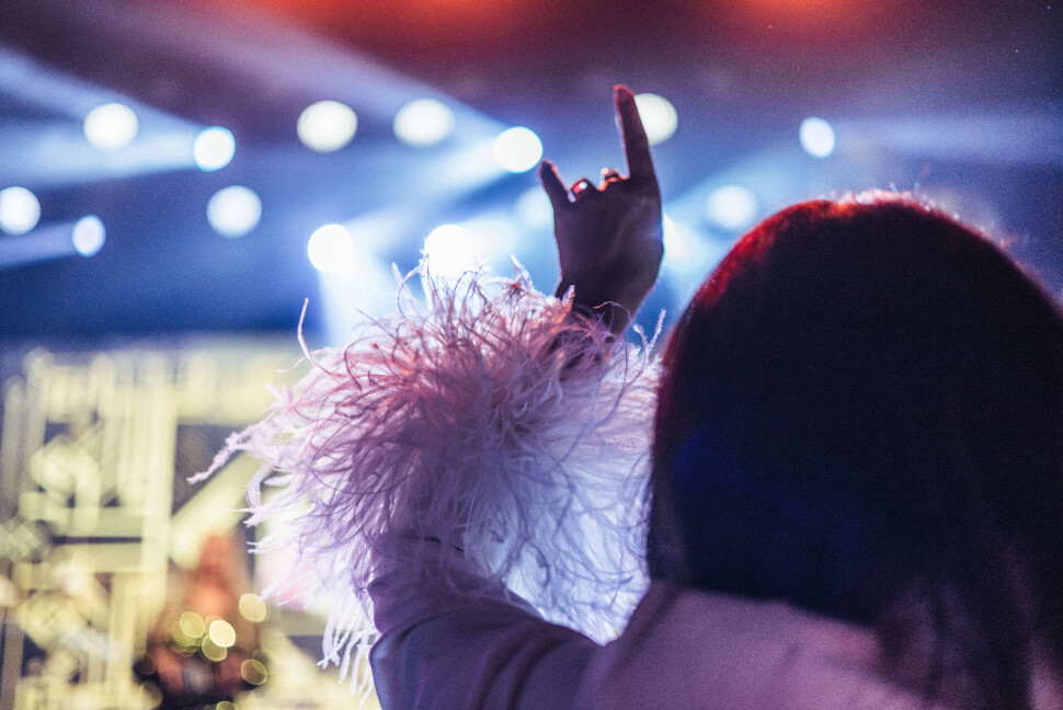 Litt færre bekymringer og litt mer rock'n'roll. Sjefredaktør i KK, Ingeborg Heldal, demonstrerer hvordan under utdelingen av Medieprisene 2022. Litt færre bekymringer og litt mer rock'n'roll. Sjefredaktør i KK, Ingeborg Heldal, demonstrerer hvordan under utdelingen av Medieprisene 2022.