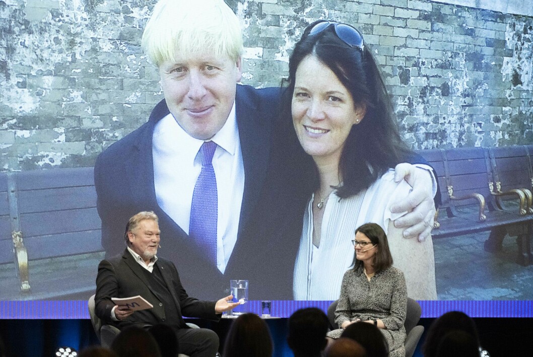 Pippa Crerar har fulgt Boris Johnson lenge. Bildet i bakgrunnen er fra tiden han var borgermester i London og Crerar var journalist i London-avisen Evening Standard. På scenen ble Crerar intervjuet av VGs Yngve Kvistad.
