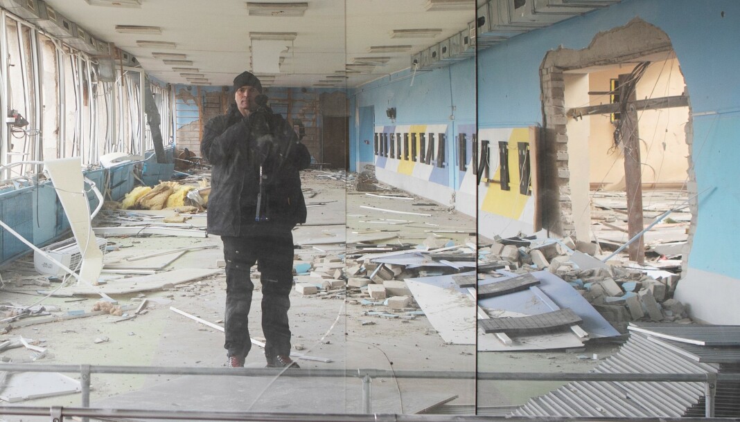 Anders Hammer under opptak i restene av et bombet idrettsanlegg i Øst-Ukraina. Anders Hammer under opptak i restene av et bombet idrettsanlegg i Øst-Ukraina.