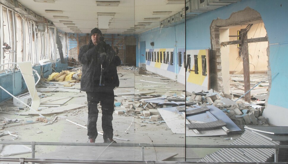 Anders Hammer under opptak i restene av et bombet idrettsanlegg i Øst-Ukraina.