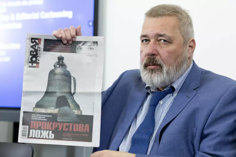 Dmitrij Muratov viste fam en ny utgave av Novaja Gazeta under en pressekonferanse i Sveits 3. mai.
