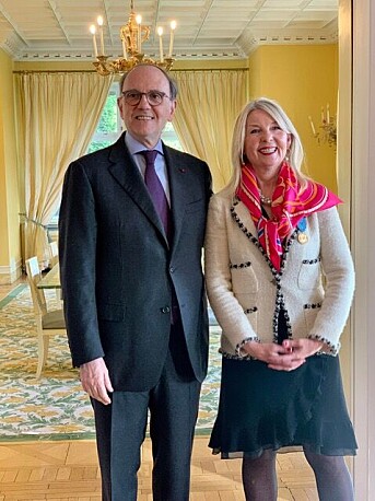 Gunnhild Bjørnsti og ambassadør Duhamel under prisutdelingen. Gunnhild Bjørnsti og ambassadør Duhamel under prisutdelingen.