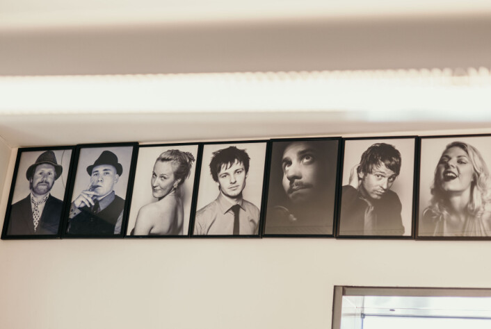 På veggen i redaksjonslokalet henger det portretter av Studvest-redaktører de siste femten årene.