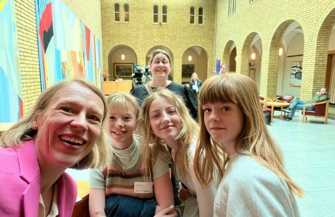 Utenriksminister Anniken Huitfeldt knipset denne selfien av seg selv, Selma, Unni og Amalie og lærer Torunn Husvik.