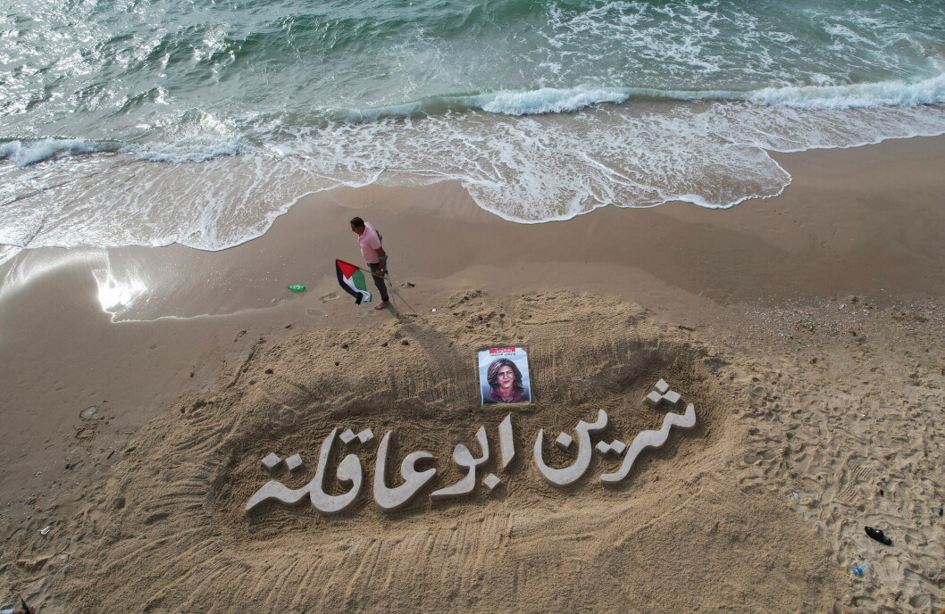 Den drepte Al Jazeera-journalisten Shireen Abu Akleh hedres på en strand utenfor Gaza by. Den drepte Al Jazeera-journalisten Shireen Abu Akleh hedres på en strand utenfor Gaza by.
