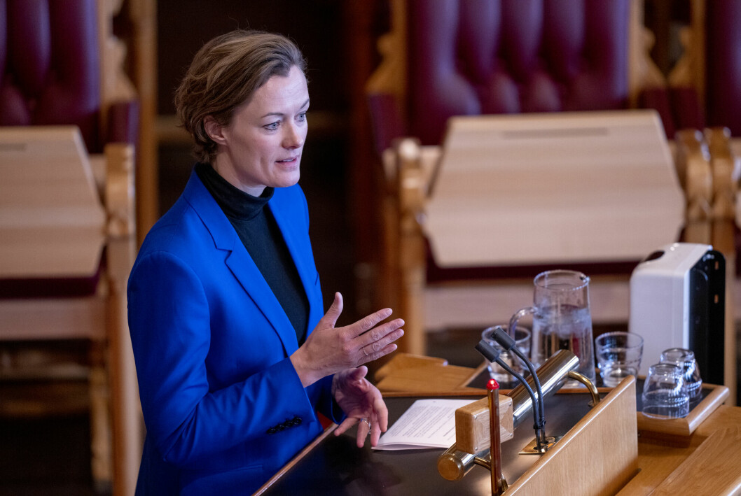 Kultur- og likestillingsminister Anette Trettebergstuen advarer mot lønnsutgiftene i NRK.