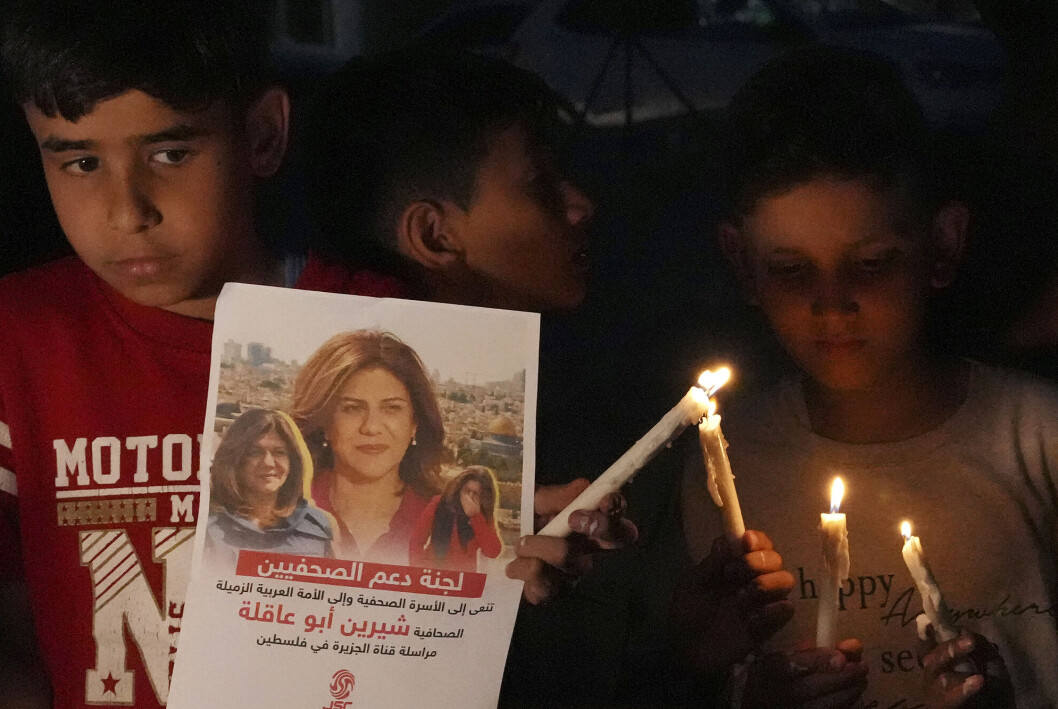 Palestinske barn deltok onsdag kveld i en markering utenfor Al Jazeeras kontor i Gaza by, for å hylle journalisten Shireen Abu Akleh som ble drept under et israelsk raid mot en flyktningleir i Jenin. Palestinske barn deltok onsdag kveld i en markering utenfor Al Jazeeras kontor i Gaza by, for å hylle journalisten Shireen Abu Akleh som ble drept under et israelsk raid mot en flyktningleir i Jenin.