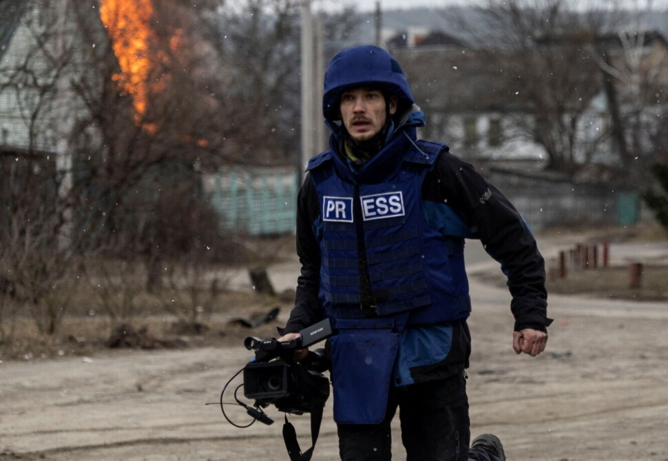 En journalist på jobb i Irpin i mars 2022. NJ sender midler til ukrainske solidaritetssentre for å hjelpe de lokale journalistene. En journalist på jobb i Irpin i mars 2022. NJ sender midler til ukrainske solidaritetssentre for å hjelpe de lokale journalistene.