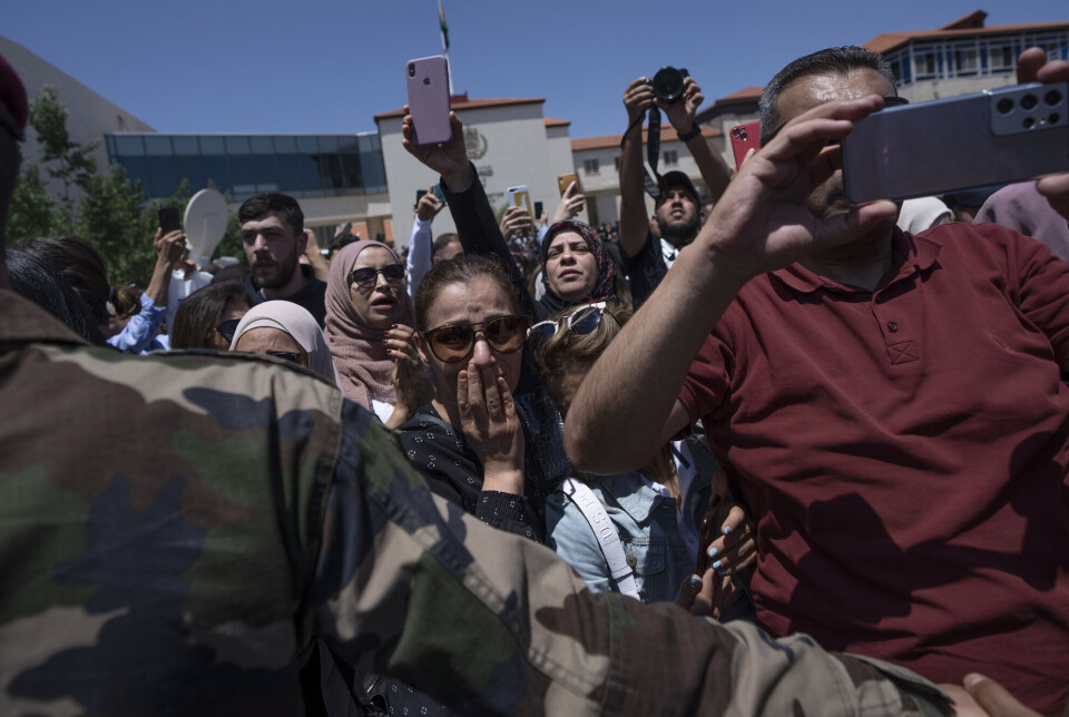 Tusenvis av sørgende palestinere hadde tatt oppstilling langs ruten der kisten med den drepte Al Jazeera-journalisten Shireen Abu Akleh ble fraktet torsdag. Tusenvis av sørgende palestinere hadde tatt oppstilling langs ruten der kisten med den drepte Al Jazeera-journalisten Shireen Abu Akleh ble fraktet torsdag.