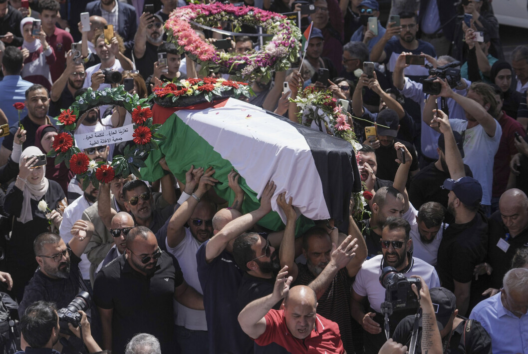 Familie, venner og kollegaer av den drepte Al Jazeera-journalisten Shireen Abu Akleh bar torsdag kisten hennes til et sykehus i Øst-Jerusalem. Fortsatt er det uklart hvem som drepte henne. Familie, venner og kollegaer av den drepte Al Jazeera-journalisten Shireen Abu Akleh bar torsdag kisten hennes til et sykehus i Øst-Jerusalem. Fortsatt er det uklart hvem som drepte henne.