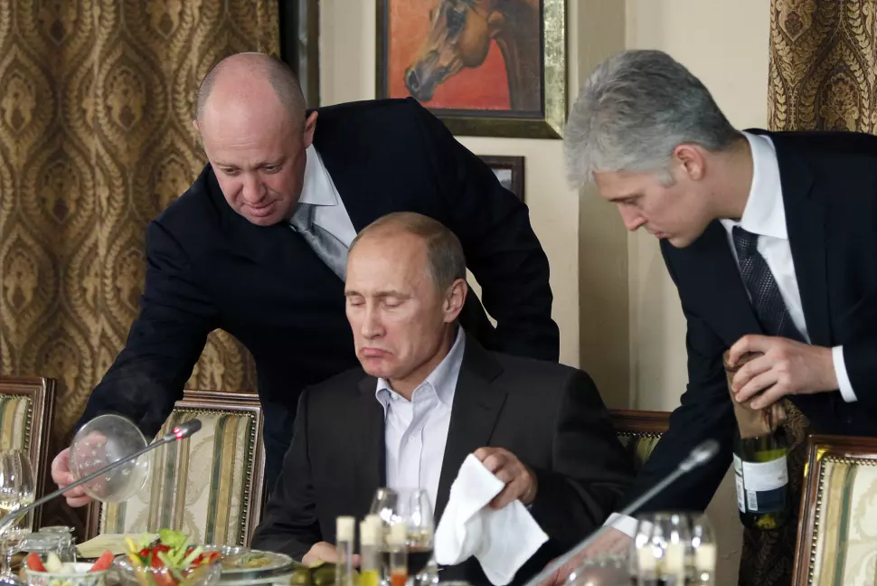 Jevgenij Prigozjin (t.v.) serverer Vladimir Putin under et besøk på en av Prigozjins restauranter.