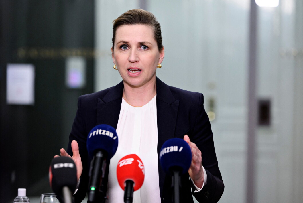 I «Statsministeren Spørger», på norsk «Statsministeren spør», vil Mette Frederiksen hver uke ta imot en gjest til samtale om et tema som opptar dem begge. I «Statsministeren Spørger», på norsk «Statsministeren spør», vil Mette Frederiksen hver uke ta imot en gjest til samtale om et tema som opptar dem begge.