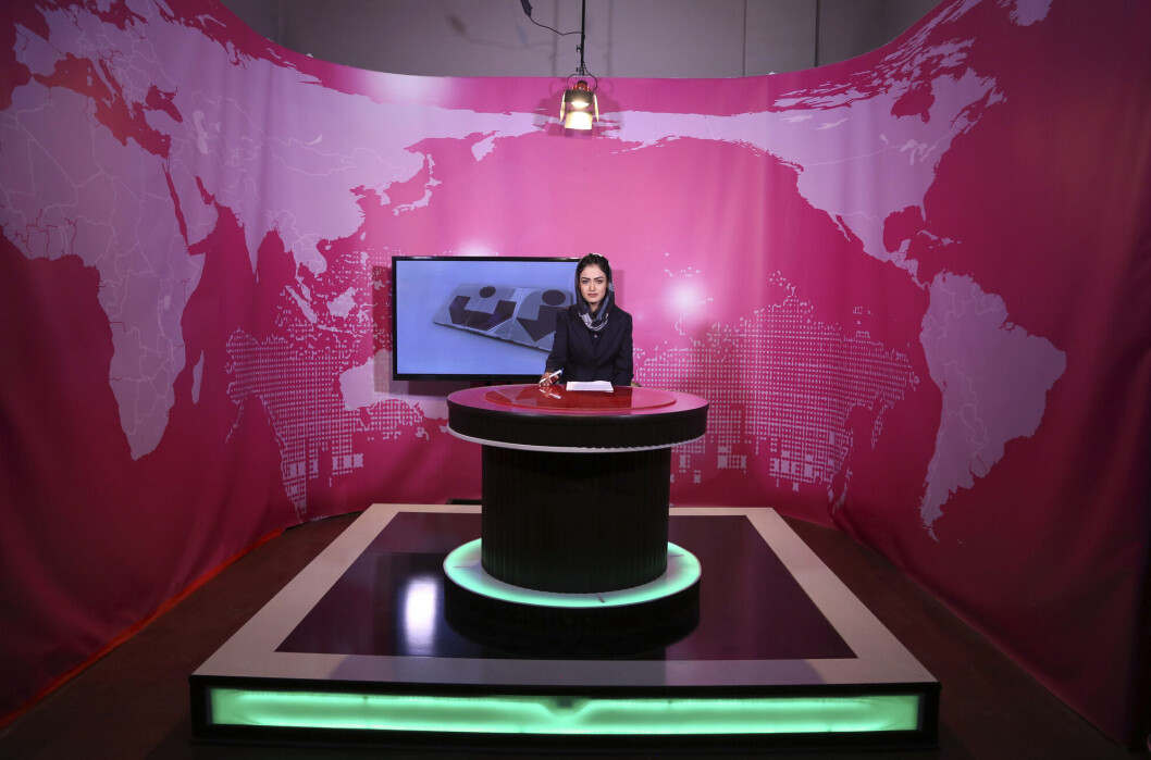 For to uker siden ble alle kvinner i landet beordret til å bruke burka utendørs. Her er journalist Basira Joya fotografert under innspilling ved TV-stasjonen Zan i Kabul i 2017. For to uker siden ble alle kvinner i landet beordret til å bruke burka utendørs. Her er journalist Basira Joya fotografert under innspilling ved TV-stasjonen Zan i Kabul i 2017.