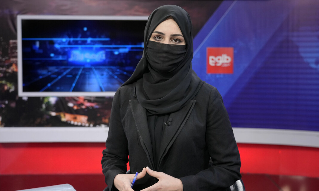 Søndag kveld dekket afghanske nyhetsankere til ansiktet på TV