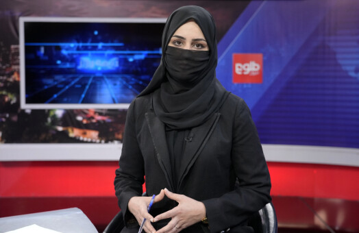 Søndag kveld dekket afghanske nyhetsankere til ansiktet på TV
