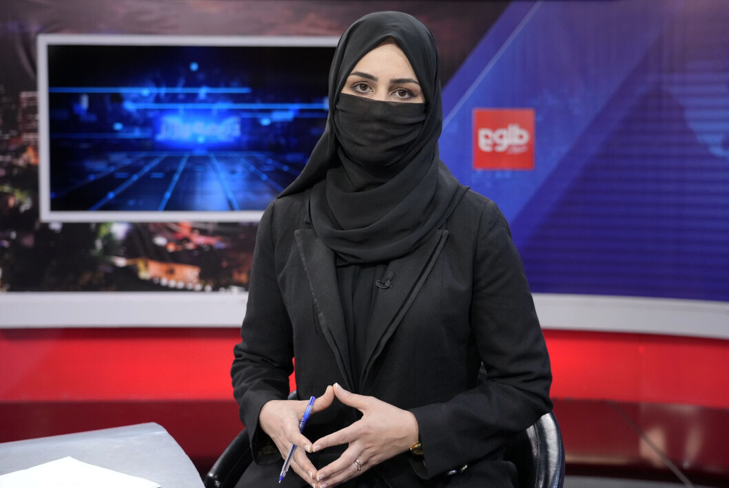 Khatereh Ahmadi presentere nyhetene på TOLOnews i Kabul søndag etter at Taliban begynte å håndheve sitt siste påbud. Khatereh Ahmadi presentere nyhetene på TOLOnews i Kabul søndag etter at Taliban begynte å håndheve sitt siste påbud.
