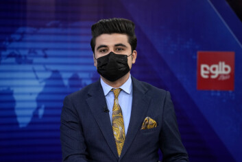 TV-anker Nesar Nabil tok på seg munnbind i protest mot Talibans nye påbud om at kvinnelige TV-ansatte måtte dekke til ansiktene. TV-anker Nesar Nabil tok på seg munnbind i protest mot Talibans nye påbud om at kvinnelige TV-ansatte måtte dekke til ansiktene.