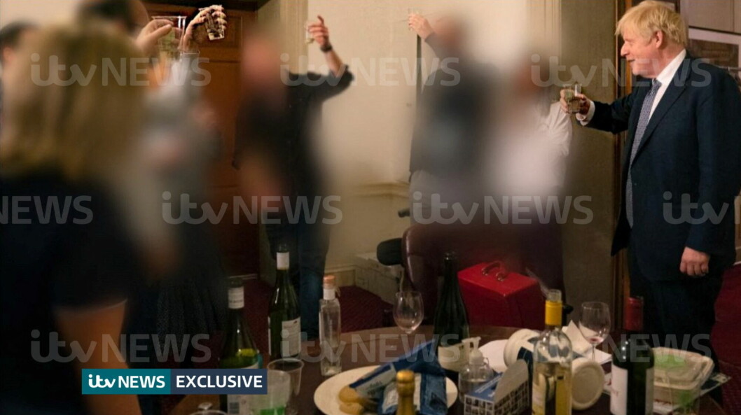 Bildene viser Boris Johnson som skåler med vinglass i hånden på en tilstelning i Downing Street.