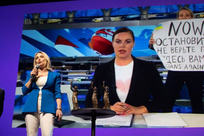 Marina Ovsjannikova på scenen. Marina Ovsjannikova på scenen.