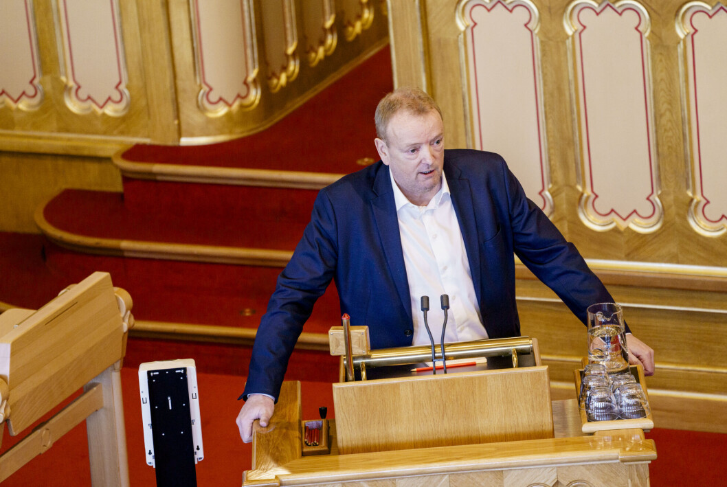 Terje Halleland (Frp) spør kultur- og likestillingsminister Anette Trettebergstuen (Ap) om hun mener TV 2 oppfyller kravene som stilles til allmennkringkasteren. Terje Halleland (Frp) spør kultur- og likestillingsminister Anette Trettebergstuen (Ap) om hun mener TV 2 oppfyller kravene som stilles til allmennkringkasteren.