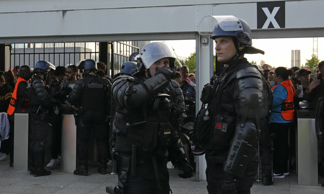 TV 2-reporter i tåregass-kaos utenfor Stade de France