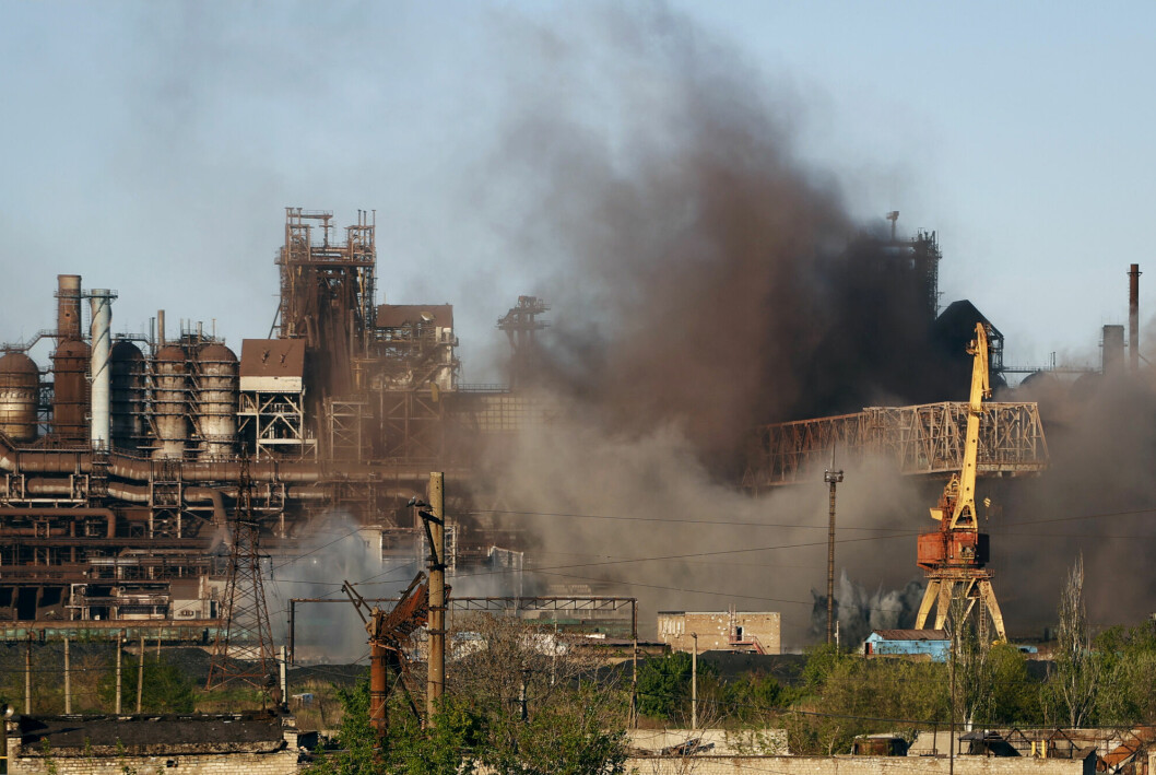 Røyk stiger opp fra stålverket Azovstal utenfor Mariupol på dette bildet fra 7. mai. Nå vil eieren av verket saksøke den russiske staten for ødeleggelsene.