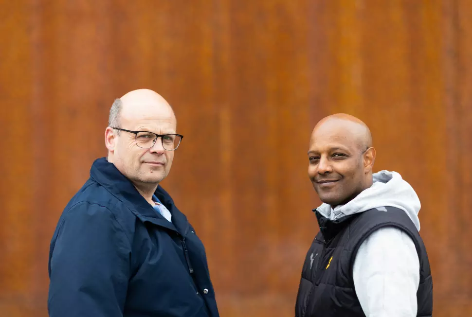 Planen er at disse to, Morten Svesengen, sportsleder i Romerikes Blad og sportssjef Simon Mesfin i Lillestrøm Sportsklubb, skal tilbringe 33 timer sammen i en glasscontainer.