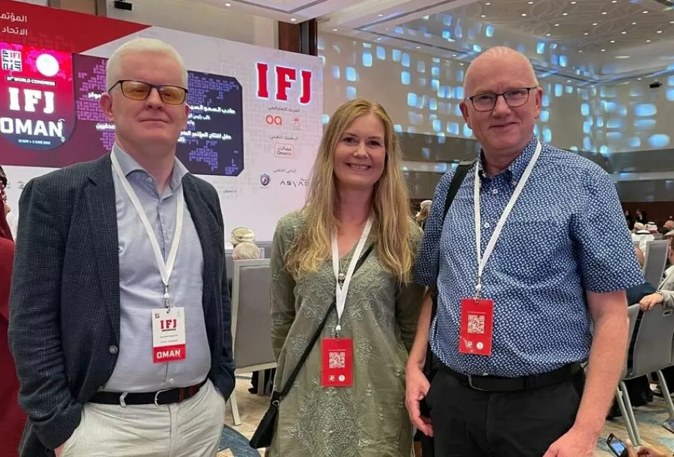 NJ-toppene på IFJ-kongress i Oman: Fra venstre Dag-Idar Tryggestad, Hege Fagerheim og Espen Brynsrud.