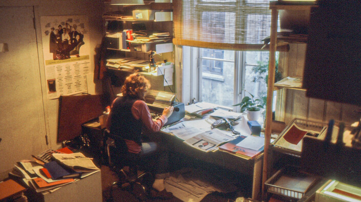 Gerd Johansen setter sammen avisa ved hjelp av en IBM Composer. Gerd Johansen setter sammen avisa ved hjelp av en IBM Composer.