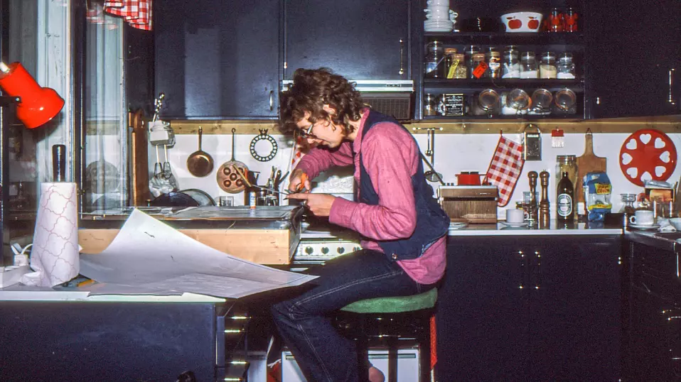 Gerd Johansen lager paste-up på kjøkkenet, på hjemmesnekret lysbord.