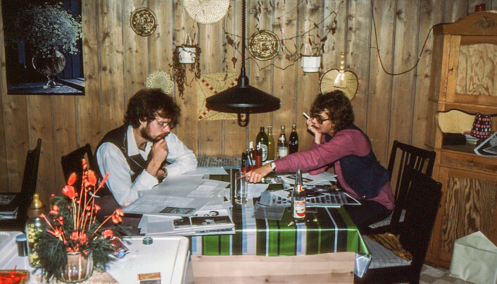 Jan Arne Handorff og Gerd Johansen diskuterer layout på kjøkkenet på Rødtvet.