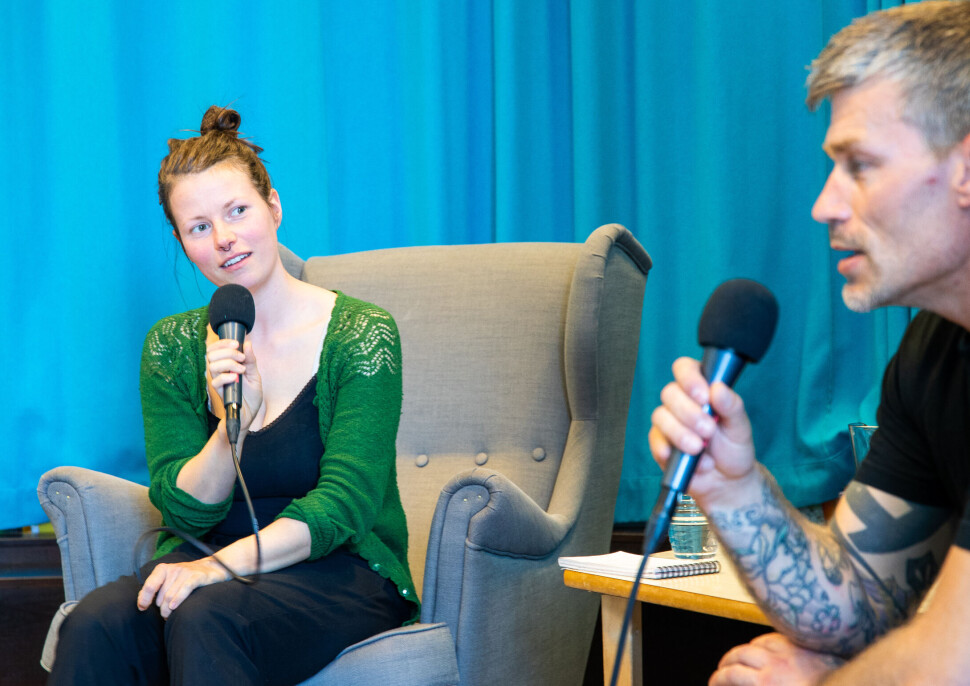 Tine Eide snakker med Are, som forklarer for barna hvordan det er å sitte i fengsel. Tine Eide snakker med Are, som forklarer for barna hvordan det er å sitte i fengsel.