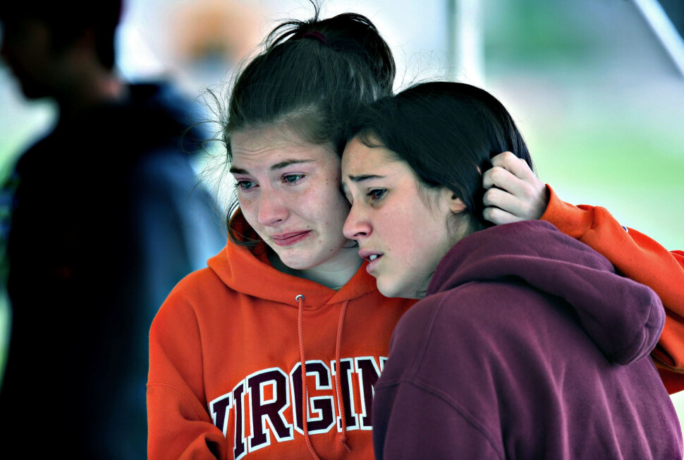Blacksburg, Virginia, USA 2007. 27 elever og fem lærere ble drept på Virginia Tech universitetet av Cho Seung-Hui, en elev på skolen. Han tok senere sitt eget liv. Bildet viser sørgende elever ved minnestunden. Det er USAs verste skoleskyting noensinne. Blacksburg, Virginia, USA 2007. 27 elever og fem lærere ble drept på Virginia Tech universitetet av Cho Seung-Hui, en elev på skolen. Han tok senere sitt eget liv. Bildet viser sørgende elever ved minnestunden. Det er USAs verste skoleskyting noensinne.